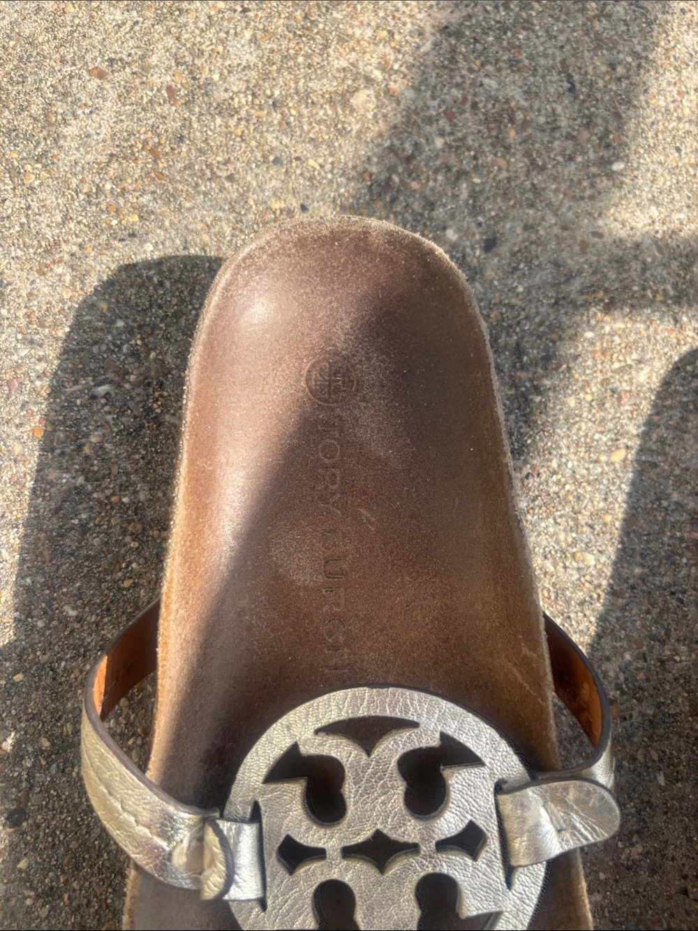Tory Burch BrownLeather Thong Sandals with Metallic Logo Medallions size 8 - Picture 2 of 9